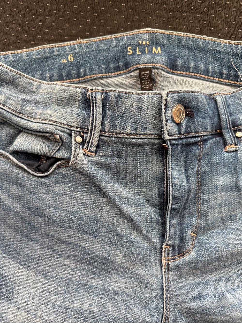 White House Black Market The Slim Mid Rise Slim Straight Jeans Size 6 Blue